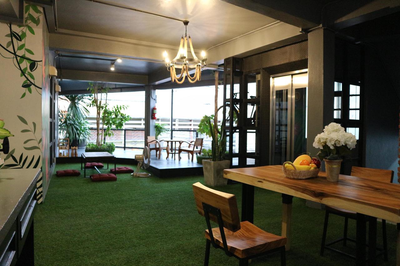 Hugnur Hostel And Coffee Chiang Mai Exterior photo